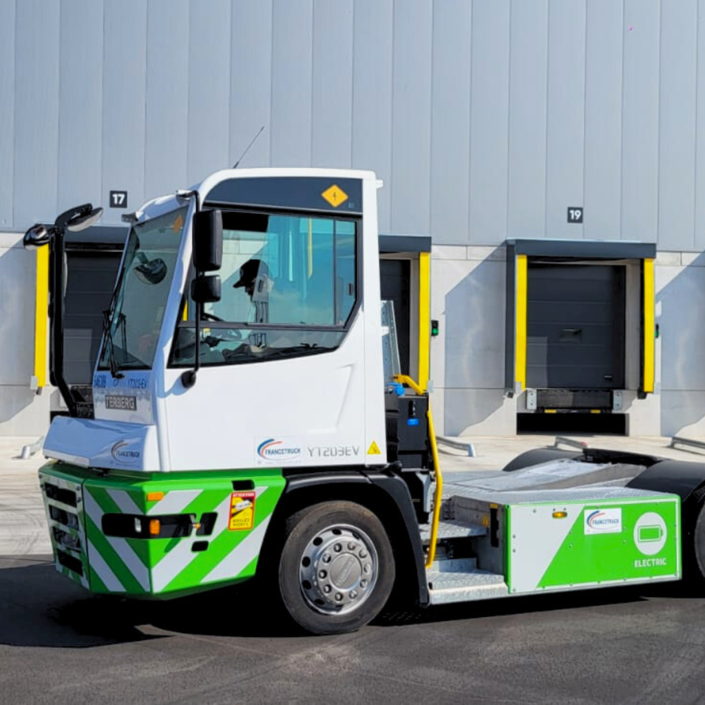 Tracteur Terberg électrique stationné devant les quais du site logistique de Jung Logistique à Bornem.