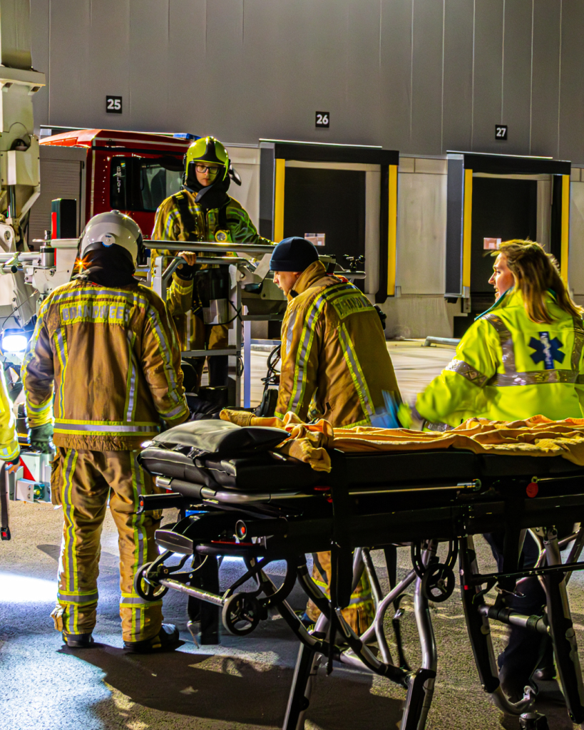 Exercice de sécurité sur site logistique Jung Logistique à Bornem avec les pompiers, simulant une intervention en conditions réelles